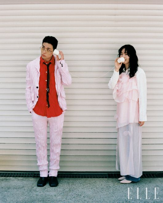 배우이자 출판사 대표 박정민과 소설가 김금희가 화보 촬영에서 포즈를 취하고 있다. [사진=엘르 코리아]