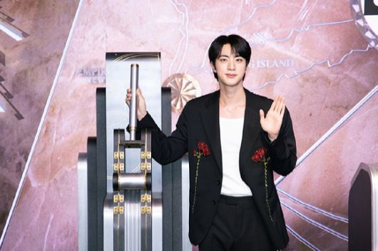 방탄소년단 진이 21일(이하 한국시간) 미국 뉴욕에서 진행된 엠파이어 스테이트 빌딩 점등식에 참석했다. [사진=빅히트 뮤직]