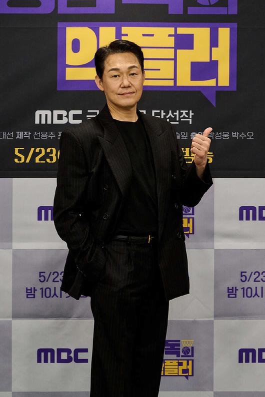 22일 오후 서울 상암동 MBC에서 열린 '맹감독의 악플러' 기자간담회에 참석한 박성웅, 박수오가 포토타임을 갖고 있다. [사진=MBC]