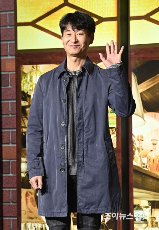 배우 박혁권이 3일 오전 삼성동 코엑스에서 열린 디즈니 플러스 오리지널 드라마 '조명가게' 제작발표회에서 포토타임을 갖고 있다. [사진=곽영래 기자]