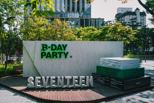 하이브 사옥 외벽에 세븐틴 공식 로고와 10주년 기념 문구가 래핑됐다. [사진=플레디스]