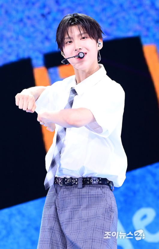 그룹 킥플립 주왕이 26일 오후 서울 광진구 광장동 예스24라이브홀에서 진행된 킥플립(KickFlip) 미니 2집 'Kick Out, Flip Now!(킥 아웃, 플립 나우!)' 발매 기념 쇼케이스에 참석하고 있다.  [사진=정소희 기자]