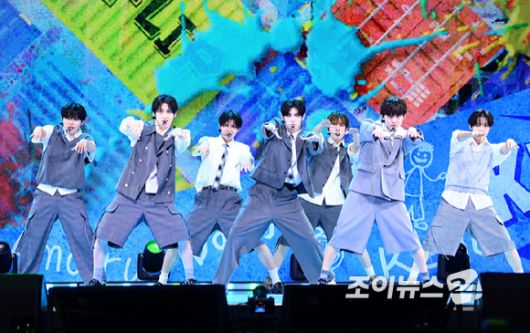 그룹 킥플립이 26일 오후 서울 광진구 광장동 예스24라이브홀에서 진행된 킥플립(KickFlip) 미니 2집 'Kick Out, Flip Now!(킥 아웃, 플립 나우!)' 발매 기념 쇼케이스에 참석해 타이틀곡 '프리즈' 무대를 선보이고 있다. [사진=정소희 기자]