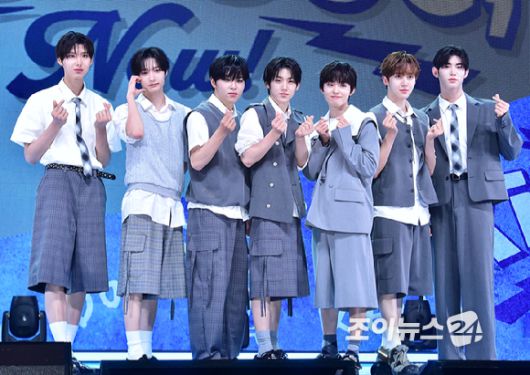 그룹 킥플립이 26일 오후 서울 광진구 광장동 예스24라이브홀에서 진행된 킥플립(KickFlip) 미니 2집 'Kick Out, Flip Now!(킥 아웃, 플립 나우!)' 발매 기념 쇼케이스에 참석하고 있다.  [사진=정소희 기자]