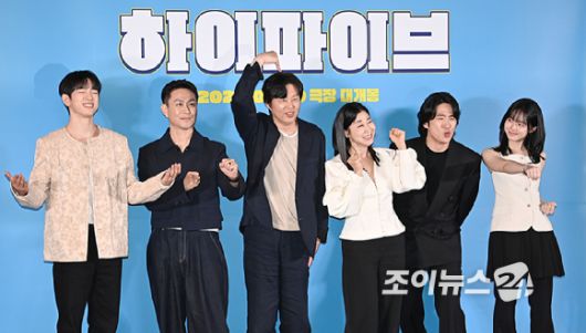 배우 진영, 오정세, 김희원, 라미란, 안재홍, 이재인이 26일 오후 서울 용산구 CGV용산아이파크몰에서 영화 ‘하이파이브’ 언론시사회에서 포토타임을 갖고 있다. [사진=곽영래 기자]