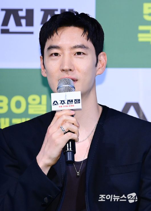 배우 이제훈이 29일 오전 서울 용산구 용산 CGV에서 열린 영화 '소주전쟁' 언론시사회에 참석하고 있다. [사진=정소희 기자]