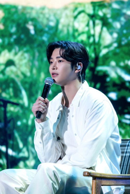 배우 로운이 국내 단독 팬미팅에서 팬들을 만나고 있다. [사진=FNC엔터테인먼트]