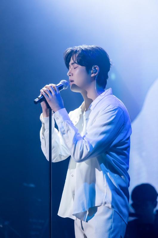 배우 로운이 국내 단독 팬미팅에서 팬들을 만나고 있다. [사진=FNC엔터테인먼트]