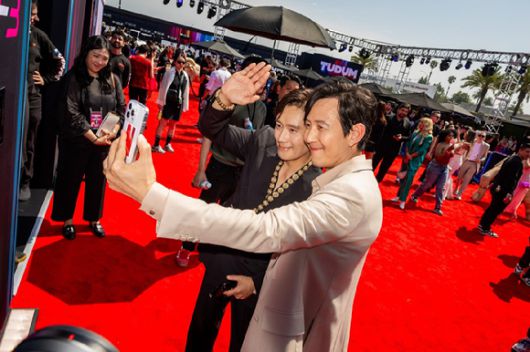 6월 1일 미국 로스앤젤레스 기아 포럼(Kia Forum)에서 개최된 'TUDUM(투둠) 2025'에 이정재, 이병헌이 참석하고 있다. [사진=넷플릭스]