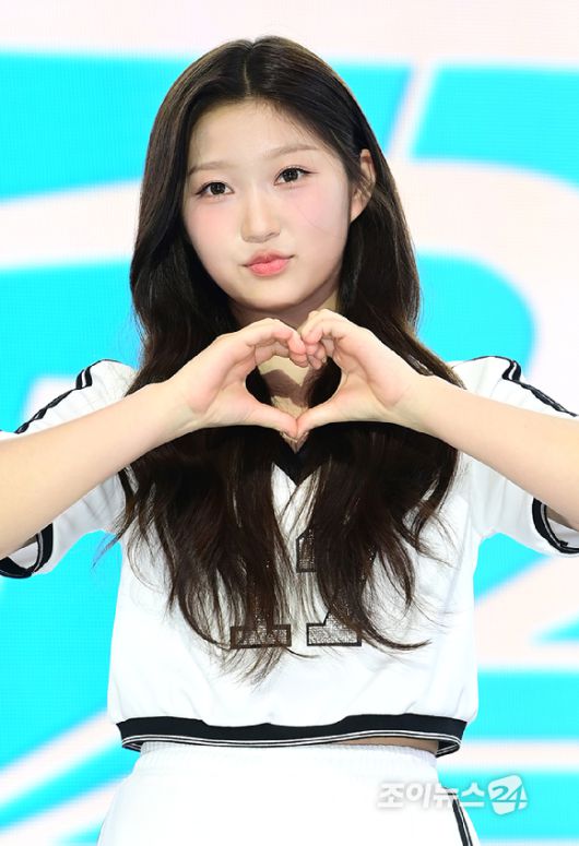 그룹 유스피어 로아가 4일 오후 서울 마포구 상암동 SBS프리즘타워에서 열린 유스피어(USPEER) 첫 번째 싱글 앨범 'SPEED ZONE' 발매 기념 쇼케이스에 참석하고 있다. [사진=정소희 기자]