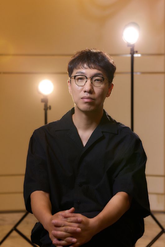 '나인 퍼즐' 윤종빈 감독이 인터뷰에 앞서 사진 촬영을 하고 있다. [사진=월트디즈니 컴퍼니 코리아]