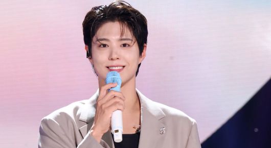 배우 박보검이 KBS 2TV 뮤직 토크쇼 '더 시즌즈-박보검의 칸타빌레'에 출연해 인사를 전하고 있다. [사진=KBS]