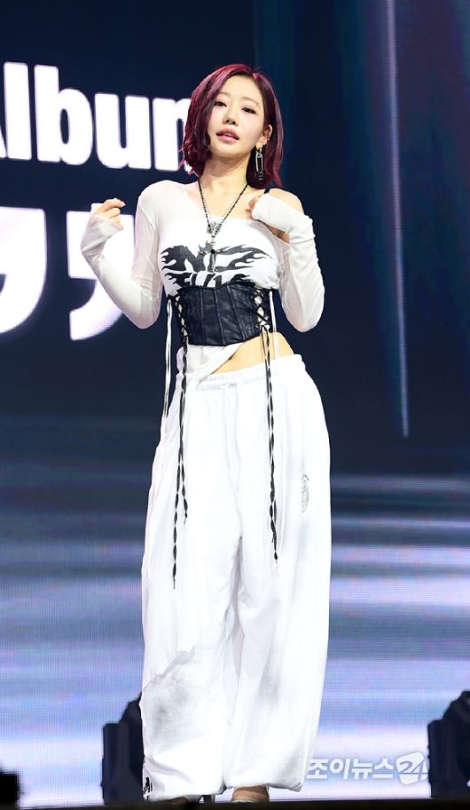 그룹 키스오브라이프 쥴리가 9일 오후 서울 광진구 예스24 라이브홀에서 열린 KISS OF LIFE(키스오브라이프) 미니 4집 앨범 '224'(투투포) 쇼케이스에 참석하고 있다. [사진=정소희 기자]