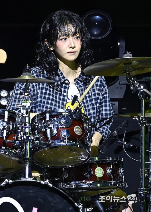 걸밴드 QWER(큐더블유이알) 쵸단이 9일 오후 서울 서대문구 예스24 원더로크홀에서 열린 미니 3집 발매 기념 미디어 쇼케이스에서 무대를 선보이고 있다. [사진=곽영래 기자]