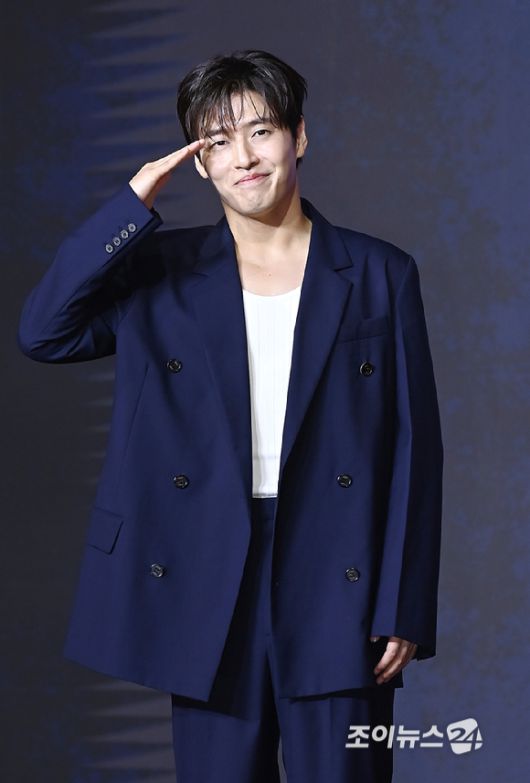 배우 강하늘이 9일 서울 용산구 서울드래곤시티에서 열린 오징어 게임 시즌3 제작발표회에서 포토타임을 갖고 있다.[사진=곽영래 기자]