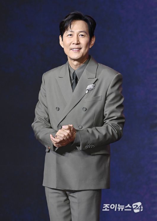 배우 이정재가 9일 서울 용산구 서울드래곤시티에서 열린 오징어 게임 시즌3 제작발표회에서 포토타임을 갖고 있다.[사진=곽영래 기자]