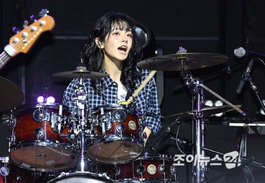 걸밴드 QWER(큐더블유이알) 쵸단이 9일 오후 서울 서대문구 예스24 원더로크홀에서 열린 미니 3집 발매 기념 미디어 쇼케이스에서 무대를 선보이고 있다. [사진=곽영래 기자]