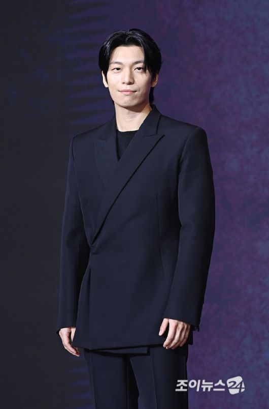 배우 위하준이 9일 서울 용산구 서울드래곤시티에서 열린 오징어 게임 시즌3 제작발표회에서 포토타임을 갖고 있다.[사진=곽영래 기자]