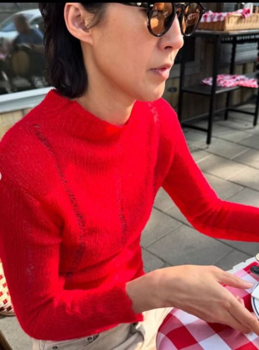 홍진경이 의류매장에서 옷을 착용하고 있다. [사진=홍진경 SNS]