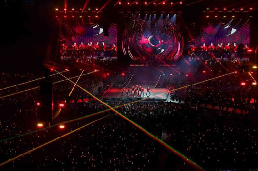 스트레이 키즈가 알링턴 글로브 라이프 필드에서 열린 월드투어 'Stray Kids World Tour '(<도미네이트>) 단독 콘서트에서 무대를 선보이고 있다. [사진=JYP엔터테인먼트]