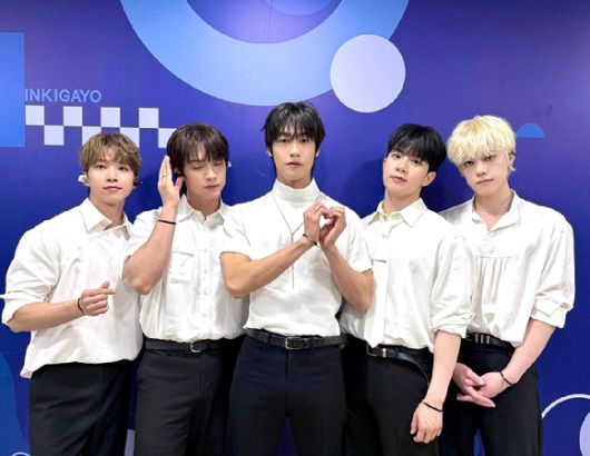 밴드 엔플라잉 서동성, 김재현, 이승협, 유회승, 차훈(왼쪽부터)이 사진 촬영에서 포즈를 취하고 있다. [사진=FNC엔터테인먼트]