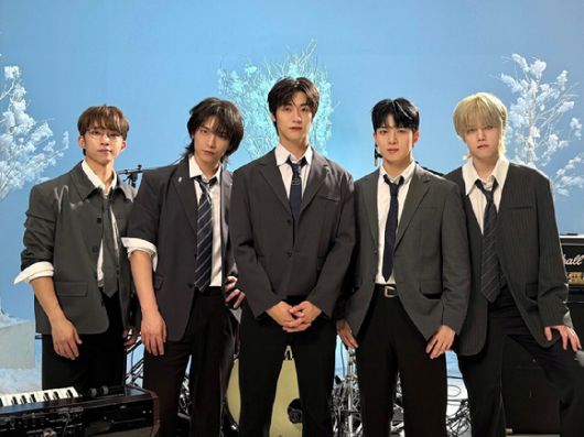 밴드 엔플라잉 서동성, 김재현, 이승협, 유회승, 차훈(왼쪽부터)이 사진 촬영에서 포즈를 취하고 있다. [사진=FNC엔터테인먼트]