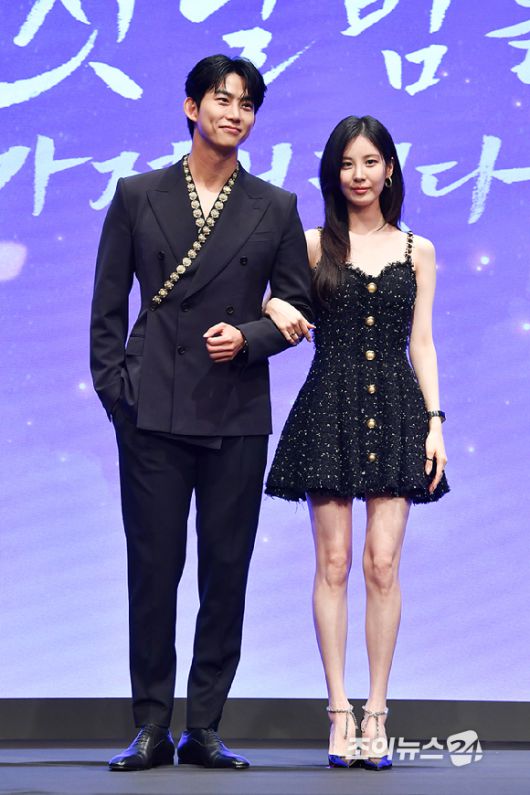 그룹 2PM 옥택연, 소녀시대 서현이 11일 오후 서울 구로구 신도림동 더세인트에서 진행된 KBS2 새 수목드라마 '남주의 첫날밤을 가져버렸다' 제작발표회에 참석해 포즈를 취하고 있다. [사진=문수지 기자]