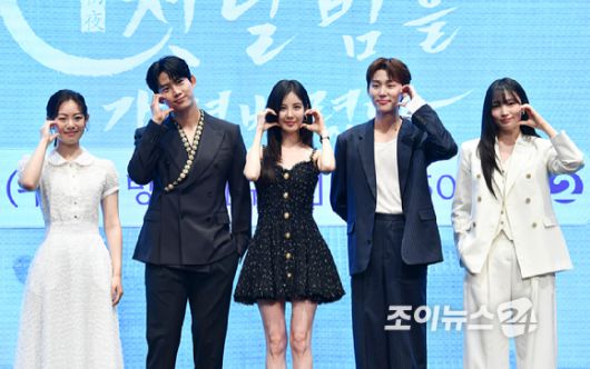 배우 권한솔, 그룹 2PM 옥택연, 소녀시대 서현, 배우 서범준, 지혜원이 11일 오후 서울 구로구 신도림동 더세인트에서 진행된 KBS2 새 수목드라마 '남주의 첫날밤을 가져버렸다' 제작발표회에 참석해 포즈를 취하고 있다. [사진=문수지 기자]