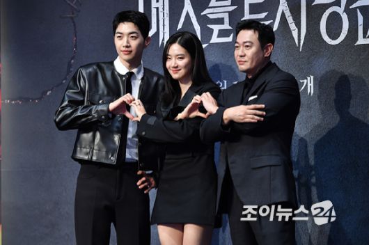 배우 강훈, 박주현, 박용우가 12일 오전 서울 구로구 신도림동 라마다서울신도림호텔에서 진행된 LG유플러스 STUDIO X+U 새 미드폼 드라마 '메스를 든 사냥꾼' 제작발표회에 참석해 포즈를 취하고 있다. [사진=문수지 기자]