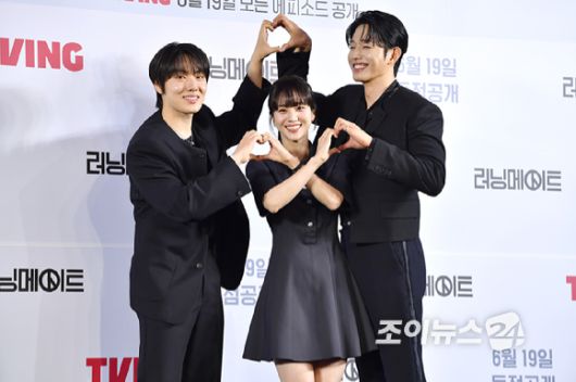 배우 윤현수, 홍화연, 이정식이 12일 오후 서울 마포구 상암동 스탠포드호텔에서 진행된 티빙 오리지널 '러닝메이트' 제작발표회에 참석해 포즈를 취하고 있다. [사진=문수지 기자]