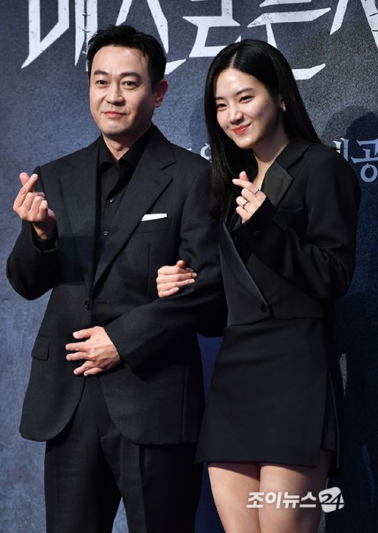 배우 박용우, 박주현이 12일 오전 서울 구로구 신도림동 라마다서울신도림호텔에서 진행된 LG유플러스 STUDIO X+U 새 미드폼 드라마 '메스를 든 사냥꾼' 제작발표회에 참석해 포즈를 취하고 있다. [사진=문수지 기자]