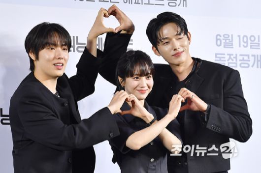 배우 윤현수, 홍화연, 이정식이 12일 오후 서울 마포구 상암동 스탠포드호텔에서 진행된 티빙 오리지널 '러닝메이트' 제작발표회에 참석해 포즈를 취하고 있다. [사진=문수지 기자]