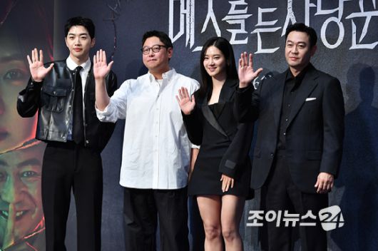 배우 강훈, 이정훈 PD, 배우 박주현, 박용우가 12일 오전 서울 구로구 신도림동 라마다서울신도림호텔에서 진행된 LG유플러스 STUDIO X+U 새 미드폼 드라마 '메스를 든 사냥꾼' 제작발표회에 참석해 포즈를 취하고 있다. [사진=문수지 기자]