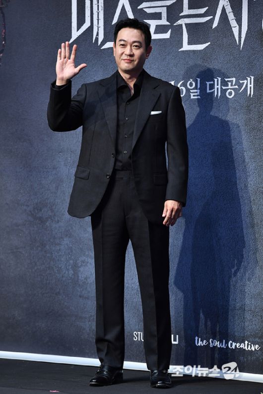 배우 박용우가 12일 오전 서울 구로구 신도림동 라마다서울신도림호텔에서 진행된 LG유플러스 STUDIO X+U 새 미드폼 드라마 '메스를 든 사냥꾼' 제작발표회에 참석해 포즈를 취하고 있다. [사진=문수지 기자]