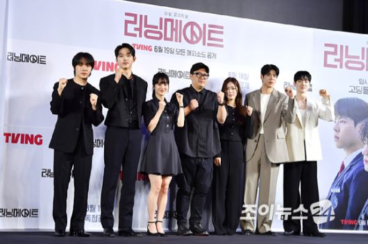 배우 윤현수, 이정식, 홍화연, 한지원 감독, 배우 김지우, 최우성, 이봉준이 12일 오후 서울 마포구 상암동 스탠포드호텔에서 진행된 티빙 오리지널 '러닝메이트' 제작발표회에 참석해 소감을 말하고 있다. [사진=문수지 기자]