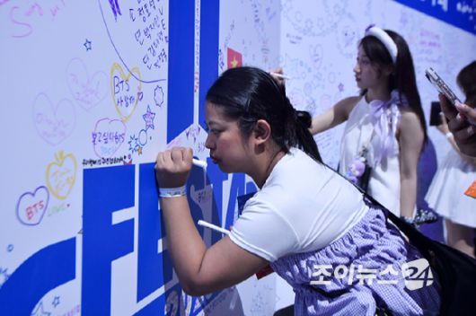 방탄소년단(BTS)과 아미(ARMY, 팬덤명)의 특별한 축제 'BTS FESTA'가 13일 경기도 고양시 킨텍스에서 진행되고 있다. [사진=문수지 기자]