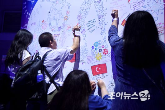 방탄소년단(BTS)과 아미(ARMY, 팬덤명)의 특별한 축제 'BTS FESTA'가 13일 경기도 고양시 킨텍스에서 진행되고 있다. [사진=문수지 기자]