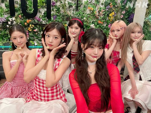 아이브가 '日 NHK 베뉴 101' 출연을 기념해 사진 촬영을 하고 있다. [사진=스타쉽엔터테인먼트]