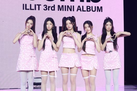 그룹 아일릿이 16일 서울 광진구 예스24 라이브홀에서 열린 미니 3집 'bomb'발매 기념 쇼케이스에서 포즈를 취하고 있다. [사진=빌리프랩]