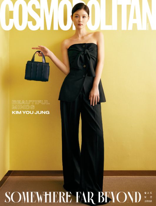 배우 김유정이 화보 촬영에서 포즈를 취하고 있다. [사진=코스모폴리탄]