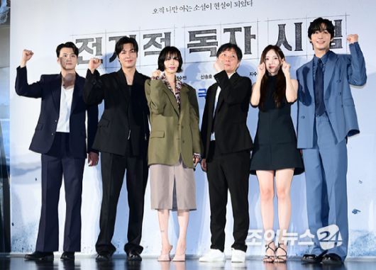 (왼쪽부터) 신승호-이민호-나나-김병우 감독-채수빈-안효섭이 17일 오전 서울 광진구 자양동 롯데시네마 건대입구점에서 열린 영화 '전지적 독자 시점' 제작보고회에 참석하고 있다. [사진=정소희 기자]