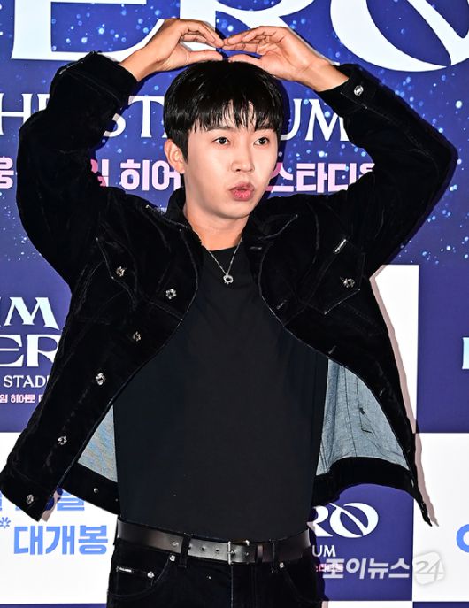 가수 임영웅이 22일 오후 용산 CGV에서 열린 '임영웅│아임 히어로 더 스타디움' 언론시사회 및 무대인사에서 포토타임을 갖고 있다. [사진=곽영래 기자]