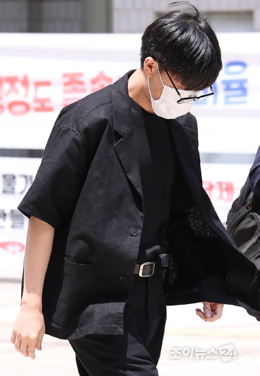 특수준강간 혐의를 받고 있는 그룹 NCT 출신 태일(본명 문태일)이 18일 서울중앙지법에서 열린 태일 등 총 3명의 성폭력 범죄의 처벌 등에 관한 특례법 위반(특수준강간) 혐의 첫 공판을 마치고 법원을 나서고 있다. [사진=정소희 기자]
