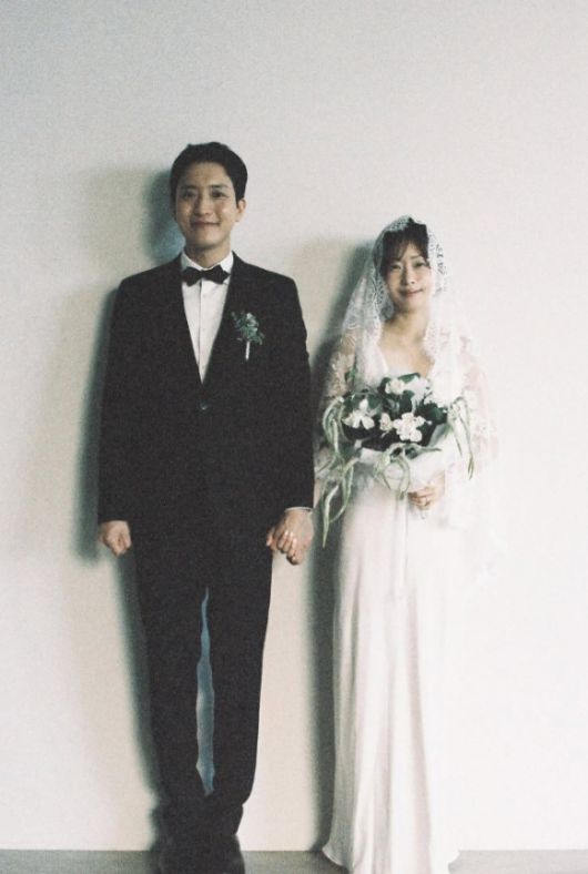 가수 조형우와 김윤의 방송 작가의 웨딩화보. [사진=조형우 SNS]