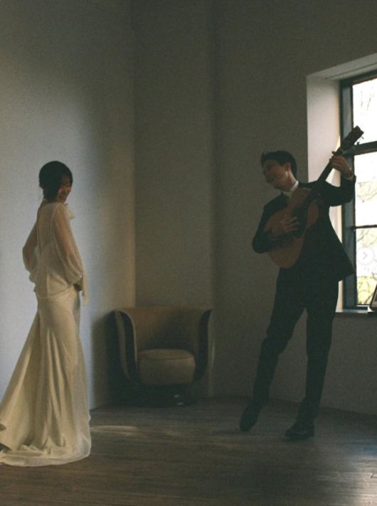 가수 조형우와 김윤의 방송 작가의 웨딩화보. [사진=조형우 SNS]