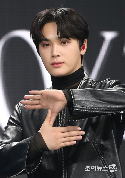 그룹 더보이즈 주학년이 20일 오후 서울 광진구 예스24라이브홀에서 진행된 더보이즈(THE BOYZ) 여덟 번째 미니앨범 '비 어웨이크(BE AWAKE)' 발매 기념 쇼케이스에 MC로 참석하고 있다. [사진=정소희 기자]