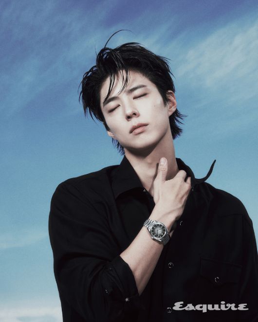 배우 박보검이 화보 촬영에서 포즈를 취하고 있다. [사진=에스콰이어]