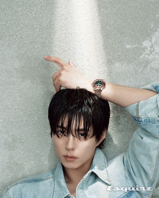 배우 박보검이 화보 촬영에서 포즈를 취하고 있다. [사진=에스콰이어]