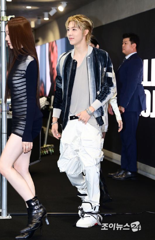 신인 혼성 그룹 올데이 프로젝트 우찬이 23일 오후 서울 강남구 역삼동 일상비일상의틈byU+에서 열린 ALLDAY PROJECT(올데이 프로젝트) 데뷔 기념 팝업 스토어 오픈 포토콜 행사에 참석하고 있다. [사진=정소희 기자]