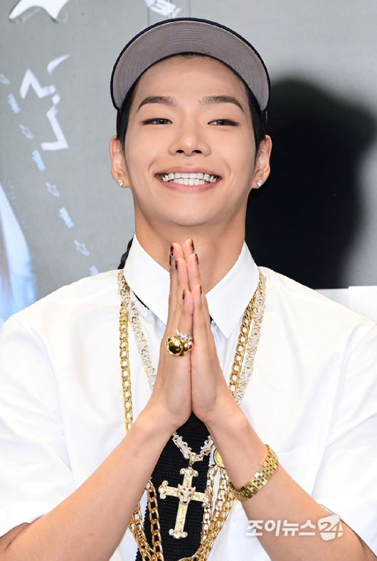 신인 혼성 그룹 올데이 프로젝트 타잔이 23일 오후 서울 강남구 역삼동 일상비일상의틈byU+에서 열린 ALLDAY PROJECT(올데이 프로젝트) 데뷔 기념 팝업 스토어 오픈 포토콜 행사에 참석하고 있다. [사진=정소희 기자]